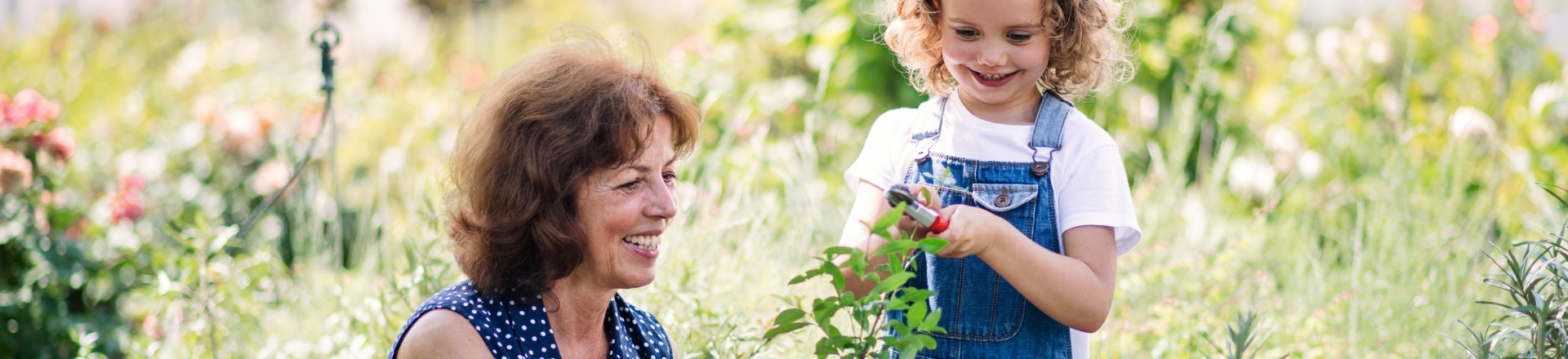 Femme senior avec une jeune fille dans un jardin