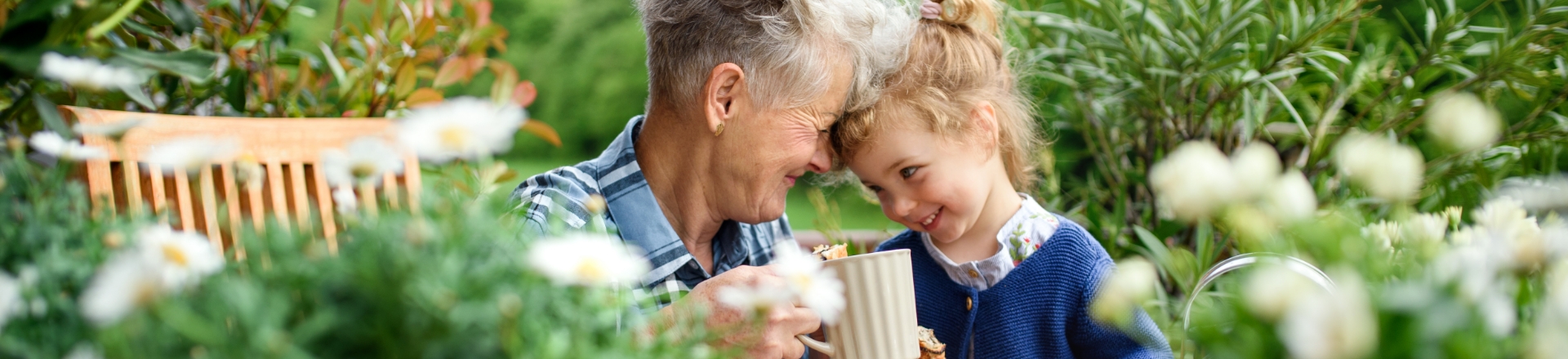 Senior en famille en train de jardiner