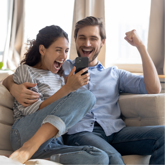 couple content devant un smartphone