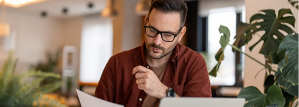700_homme_lunettes_document_et_ordinateur