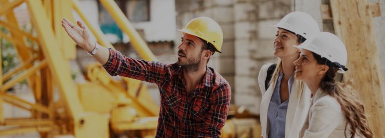 Groupe de 3 personnes sur un chantier