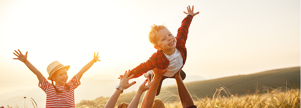 famille au couché de soleil