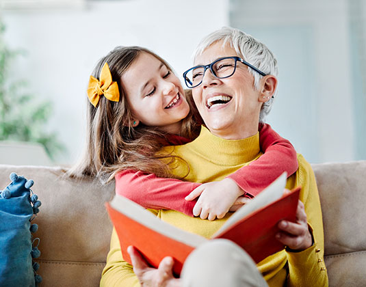 Une grand-mère et sa petite fille qui sourient