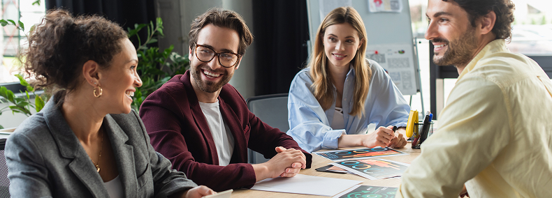 Quatre personnes en réunion dans un bureau