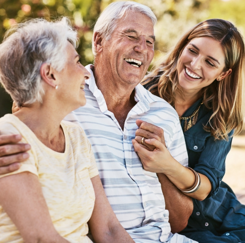Moments joyeux entre une femme et ses parents