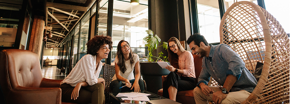 amis heureux dans un café