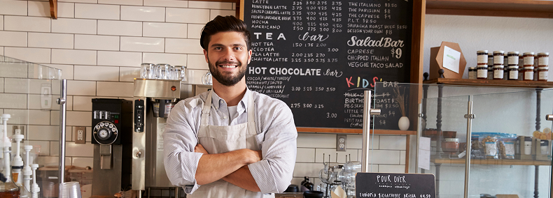 barista avec les bras croisés, souriant