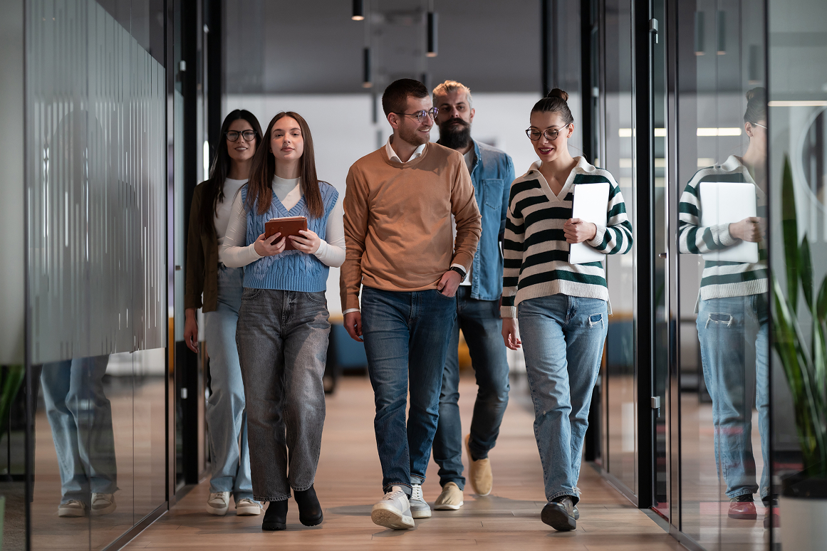 collegues qui marchent ensemble dans les couloirs de leur entreprise