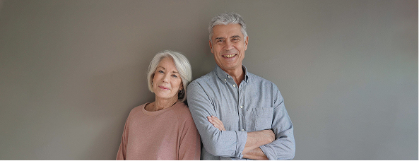 couple de senior dos a dos souriants