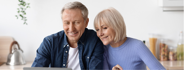 couple sénior derriere un ecran d'ordinateur