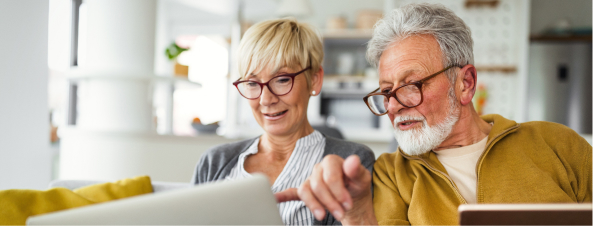 couple de senior qui compare des mutuelles