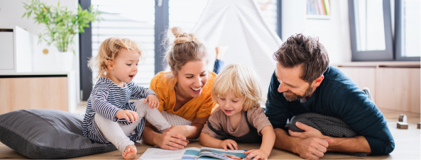 famille couhée qui lit