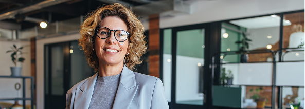 femme cheffe d'entreprise en costume tailleur