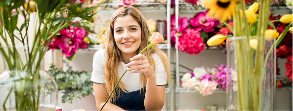 fleuriste dans son atelier