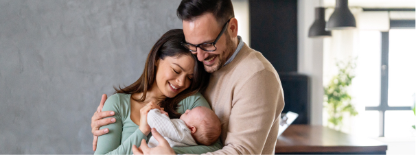 jeune couple avec leur nouveau ne en congé maternite paternite mutuelle d'entreprise