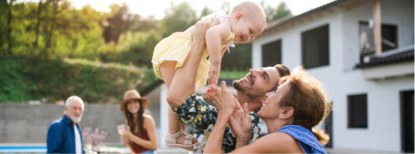 parents qui jouent avec leur bebe