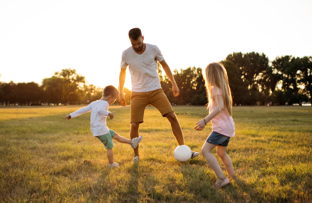 Père qui joue avec ses fils